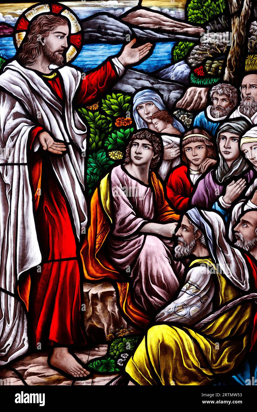 Song Vinh chiesa cattolica. Vetrata colorata. Il sermone sul Monte è una raccolta di detti pronunciati da Gesù, che si trovano nel Vangelo di Matteo. Foto Stock