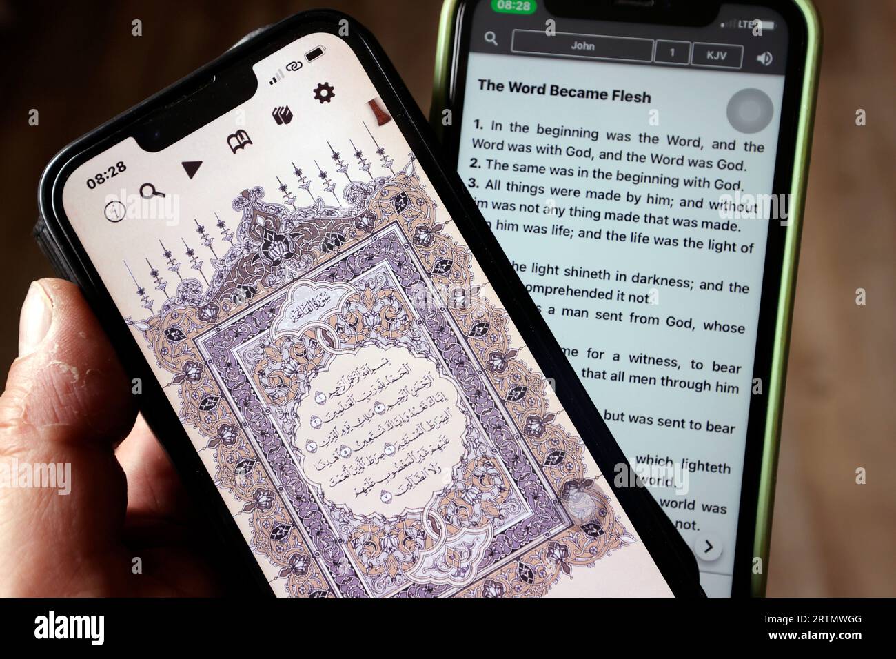 Concetto di dialogo interreligioso o interreligioso. Corano digitale e bibbia digitale su smartphone. Foto Stock