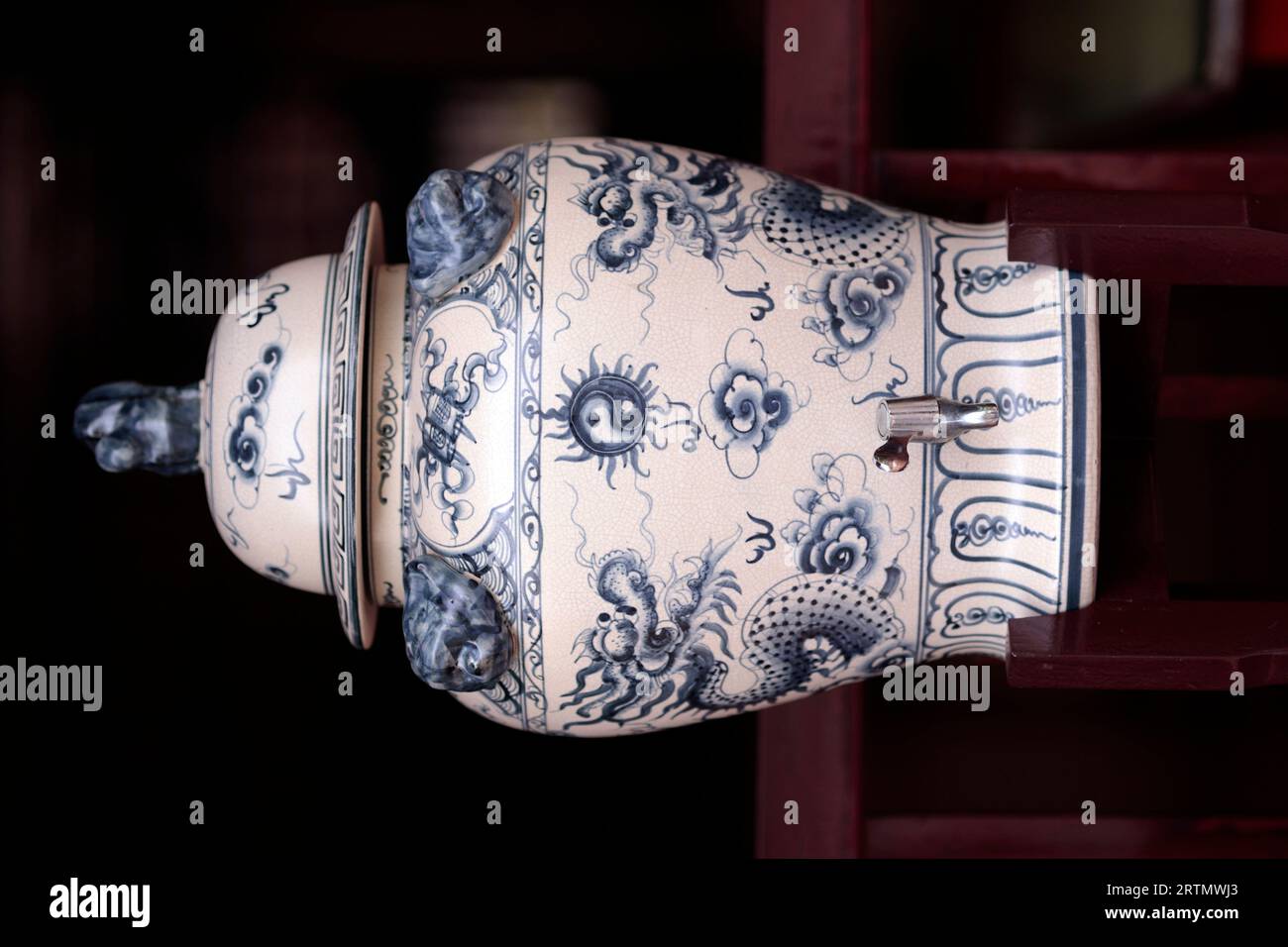 Monastero Linh Chieu Zen. Ceramica porcellana vaso drago. Vung Tau. Vietnam. Foto Stock