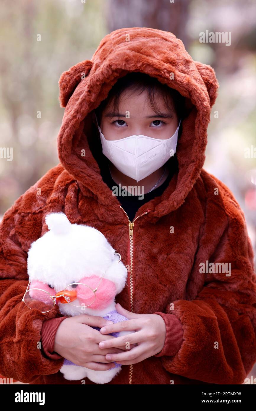 Ritratto di un bambino con un animale imbottito in braccio. Dalat. Vietnam. Foto Stock