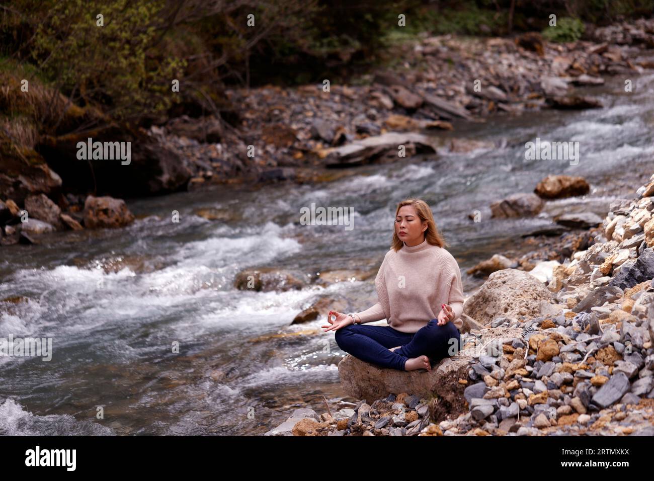 Yoga, meditazione e calma donna nera all'aperto sul fiume per uno stile di vita sano, benessere o fitness. Salute mentale, pace e interiore. Foto Stock