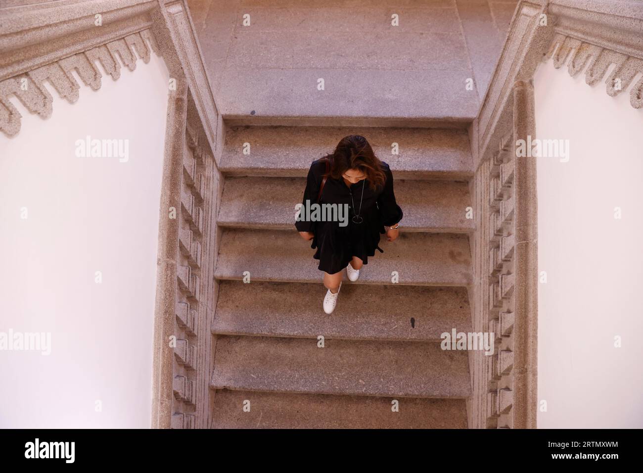 Vista della donna che scende le scale. Simmetria. Porto. Portogallo. Foto Stock