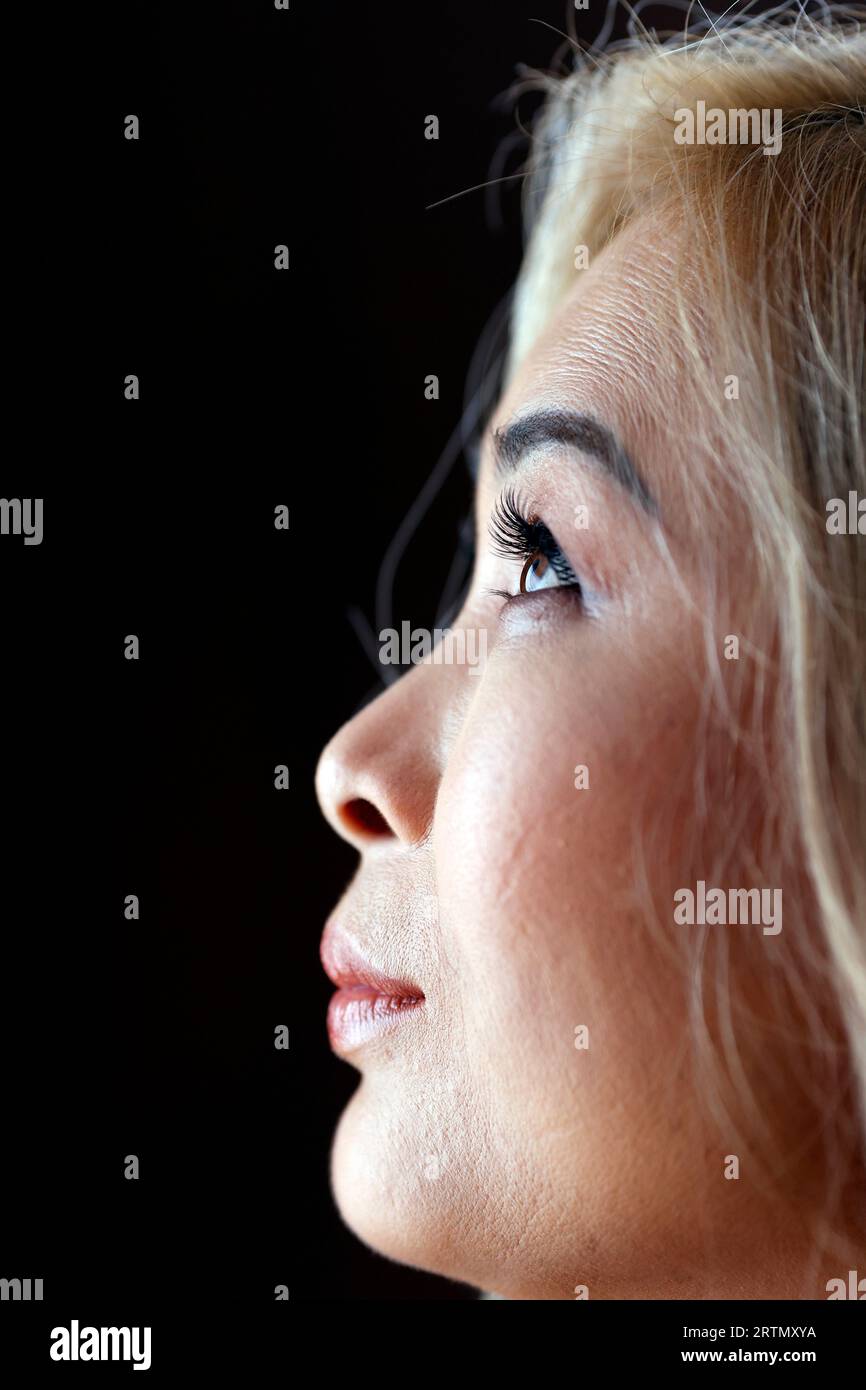 Ritratto di bella donna asiatica con lunghi capelli biondi e trucco. Foto Stock