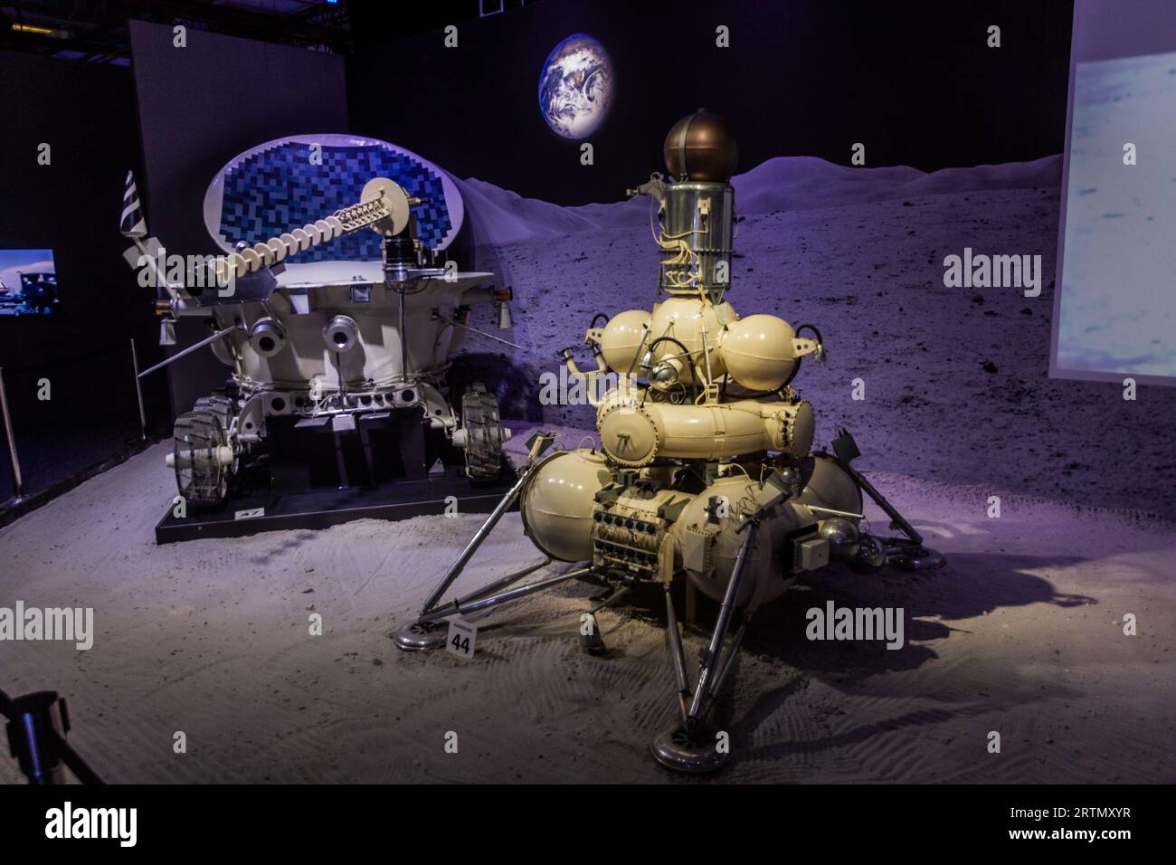 PRAGA, CECHIA - 10 LUGLIO 2020: Sonda Lunokhod Lunar rover e Luna 16 alla Cosmos Discovery Space Exhibition di Praga, Repubblica Ceca Foto Stock