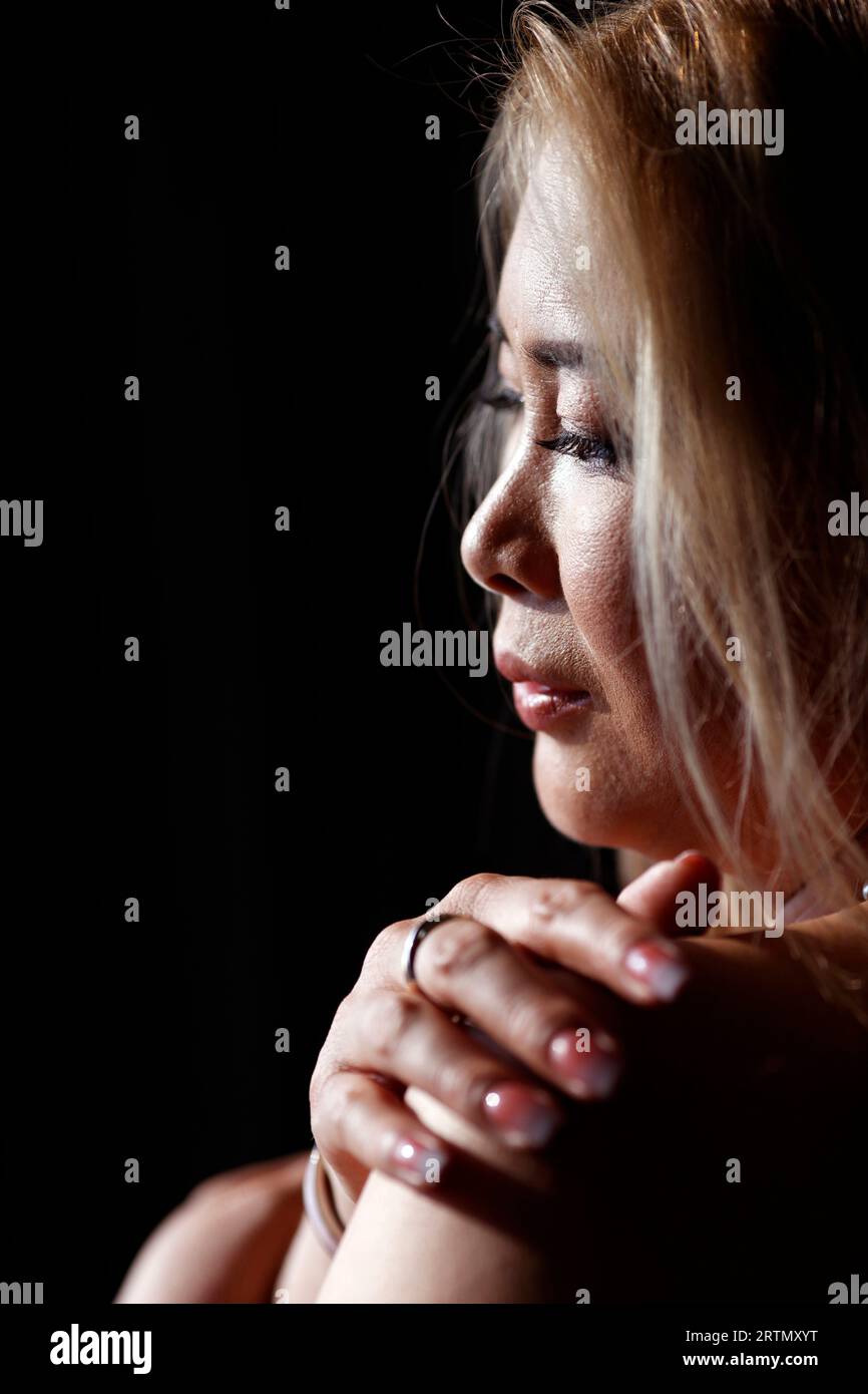 Ritratto di bella donna asiatica con lunghi capelli biondi e trucco. Foto Stock