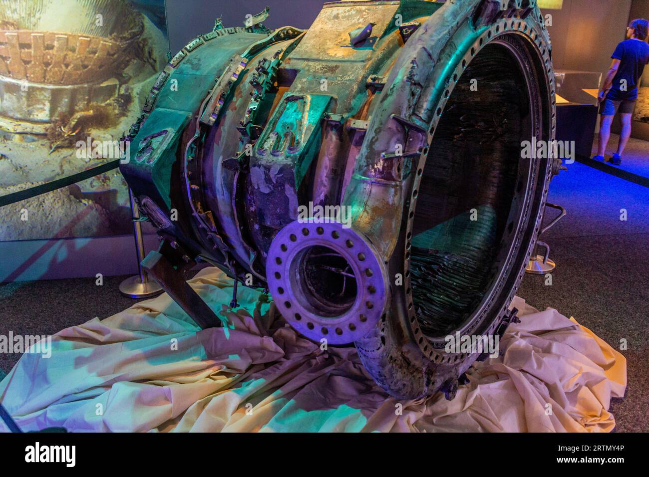 PRAGA, CECHIA - 10 LUGLIO 2020: Parte del motore a razzo Saturn 5 alla Cosmos Discovery Space Exhibition di Praga, Repubblica Ceca Foto Stock