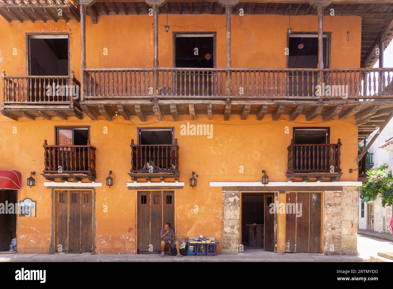 Casa coloniale con balcone in legno a Plaza Santo Domingo a Cartagena, Colombia. Foto Stock