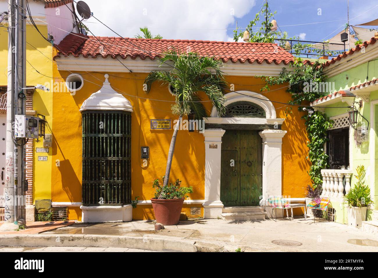 Casa dipinta di giallo nel quartiere Getsemani di Cartagena de Indias, Colombia. Foto Stock