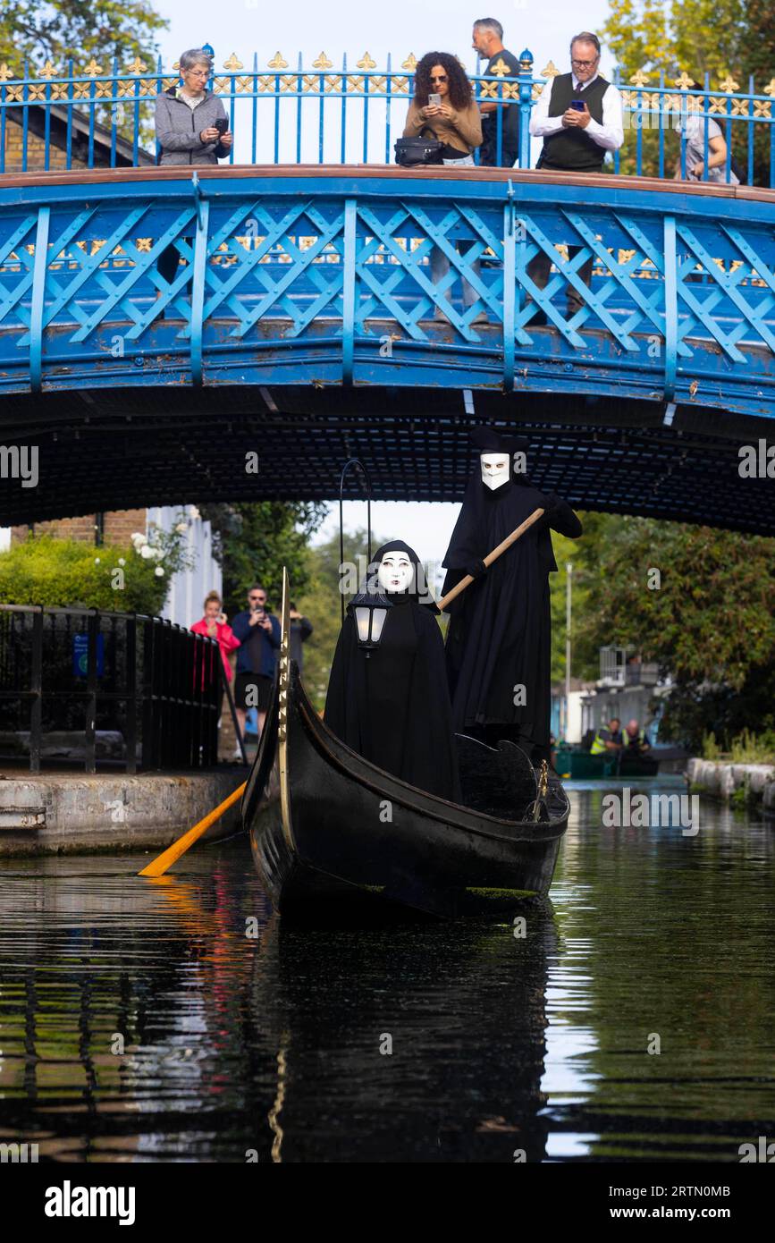 USO EDITORIALE SOLO due figure mascherate gestiscono una tradizionale gondola veneziana a Little Venice per celebrare il lancio del nuovo film dei 20th Century Studios, A Haunting in Venice. Data foto: Giovedì 14 settembre 2023. Foto Stock