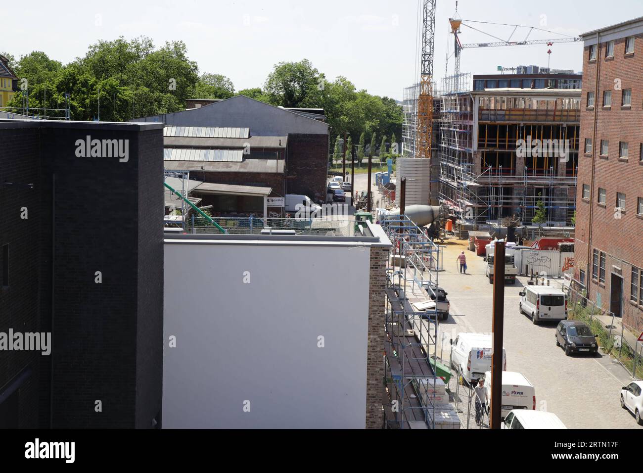 13.06. 2023 Dortmund, Vier Jahre nach der Gründung der sechsten Sparte des Theater Dortmund im Jahr 2019 zieht die Akademie für Theater und Digitalität mit Beginn der Spielzeit 2023/2024 in ein neues Gebäude im Hafen Dortmunds. Hier, im neuen Digitalquartier der Stadt, in dem sich Innovationen aus Wirtschaft, Kunst und Wissenschaft verbinden, entsteht mit der Akademie für Theater und Digitalität Raum für künstlerische Forschung an digitalen Technologien, Aus- und Weiterbildung sowie kulturpolitische Beratung für Institutionen und Künstler aus dem in- und Ausland. Blick vom Dach des Gebäudes in Foto Stock