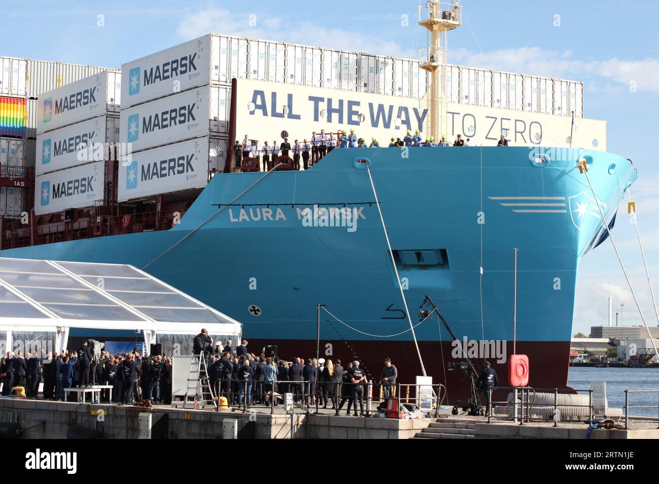 Kopenhagen, Danimarca. 14 settembre 2023. Una bottiglia di champagne si rompe sullo scafo della prima nave portacontainer al mondo alimentata da metanolo verde. Il presidente della Commissione europea von der Leyen ha battezzato la nave "Laura Maersk" nel porto di Copenaghen. Crediti: Steffen Trumpf/dpa/Alamy Live News Foto Stock