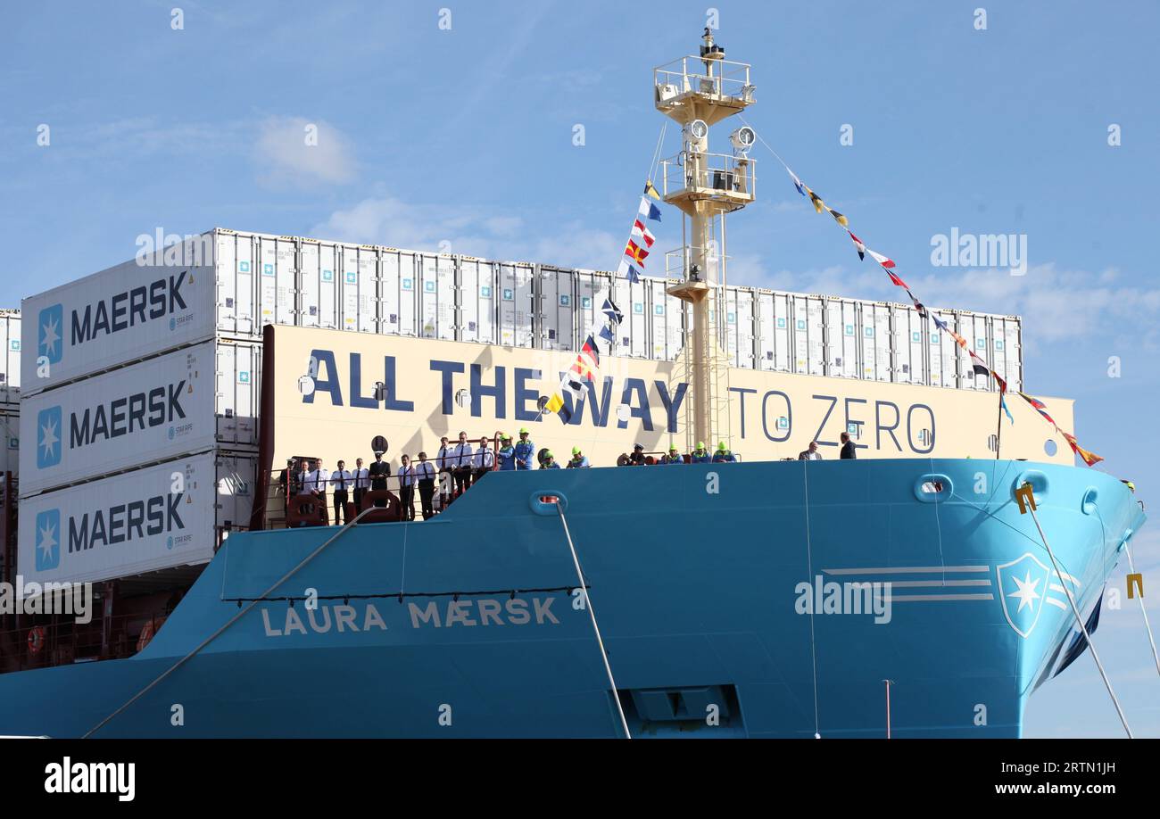 Kopenhagen, Danimarca. 14 settembre 2023. La prima nave portacontainer al mondo alimentata da metanolo verde si trova sulla banchina del porto di Copenaghen, mentre il cargo è battezzato "Laura Maersk". La nave lunga circa 170 metri è stata battezzata giovedì dal presidente della Commissione europea von der Leyen. Crediti: Steffen Trumpf/dpa/Alamy Live News Foto Stock