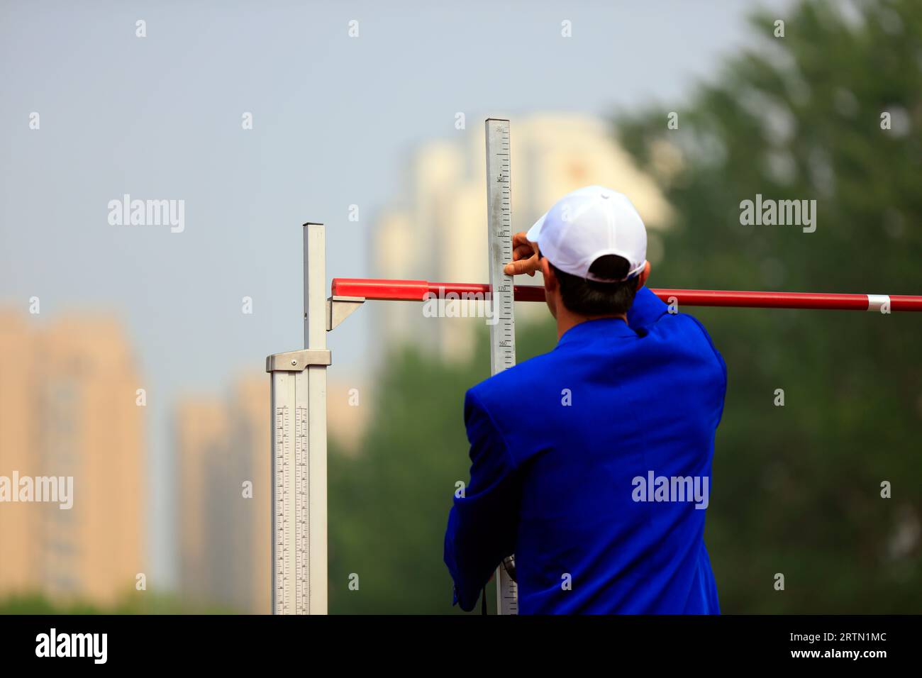 il personale sul campo sta regolando l'altezza Foto Stock