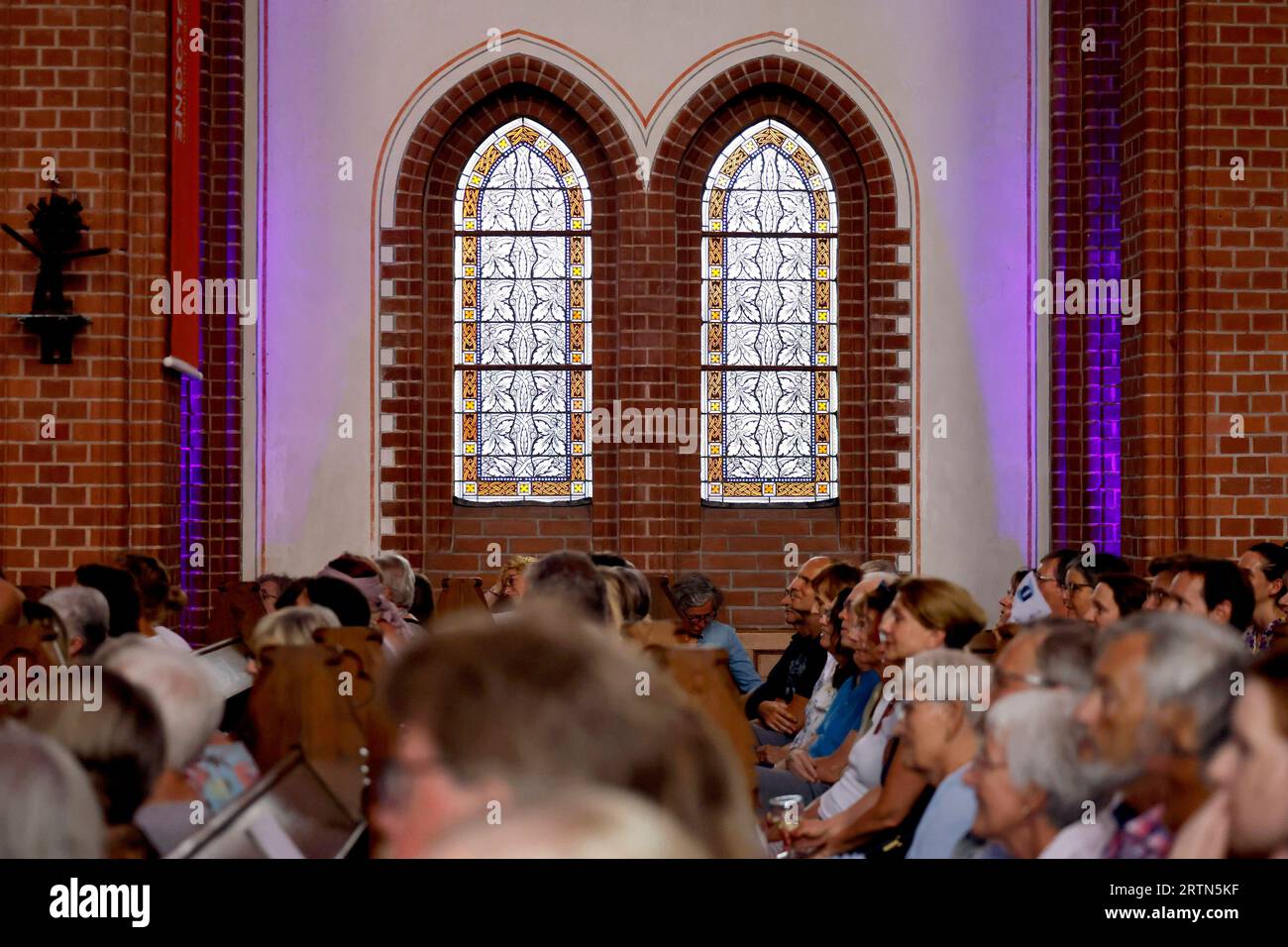 Ein Fenster in der Kulturkirche Köln. Die Lutherkirche Gilt als kultureller Veranstaltungsort, der Konzerten, Events, Lesungen, Comedy und Kabarett, film und Kunst einen neuen Rahmen gibt. Themenbild, Symbolbild. Köln, 12.09.2023 NRW Deutschland *** Una finestra nella Kulturkirche Colonia la Lutherkirche è considerata un luogo culturale che fornisce una nuova ambientazione per concerti, eventi, letture, commedia e cabaret, film e arte immagine a tema, immagine simbolo Colonia, 12 09 2023 NRW Germania Copyright: XChristophxHardtx Foto Stock