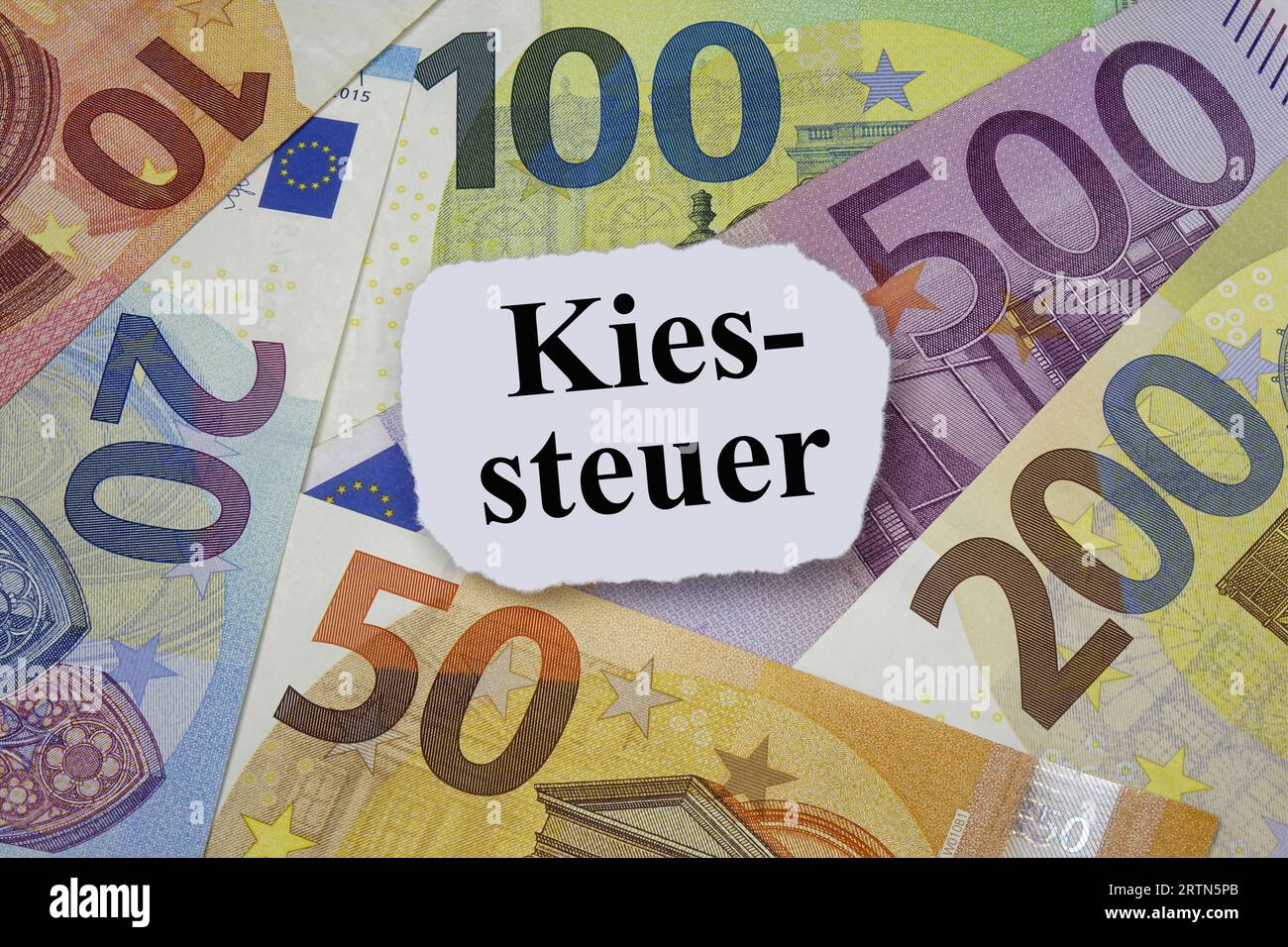 Geldscheine und Kiessteuer Geldscheine und Kiessteuer, 13.09.2023, Borkwalde, Brandenburg, Auf verschiedenen Geldscheinen liegt der Schriftzug Kiessteuer. *** Le banconote e la tassa di ghiaia e la tassa di ghiaia, 13 09 2023, Borkwalde, Brandeburgo, su varie banconote è la tassa di ghiaia scritta Foto Stock