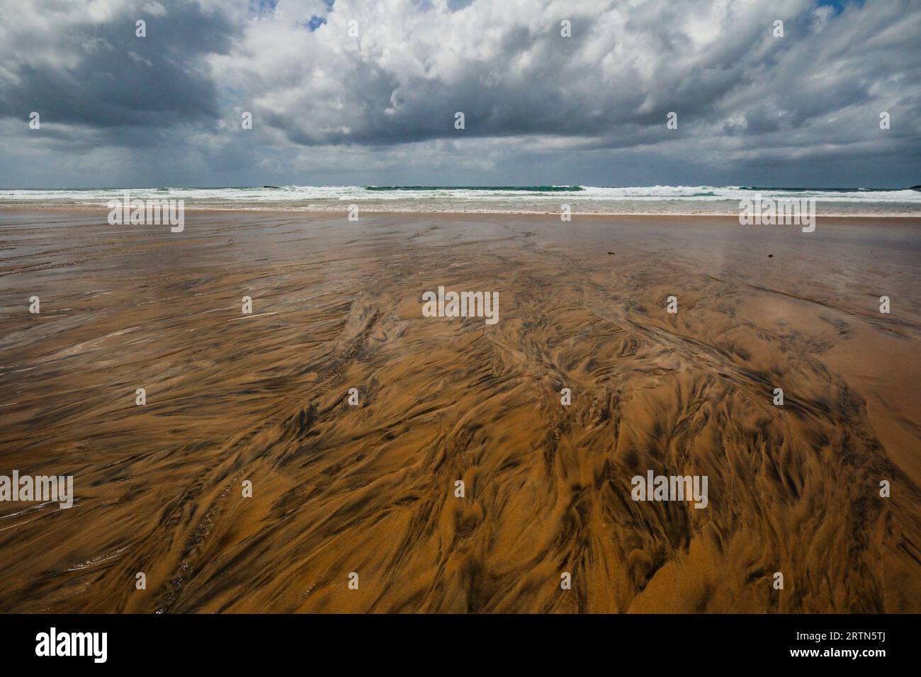 Oceano Atlantico, grafica sulla spiaggia di Carrapateira iin Algarve, Portogallo Foto Stock
