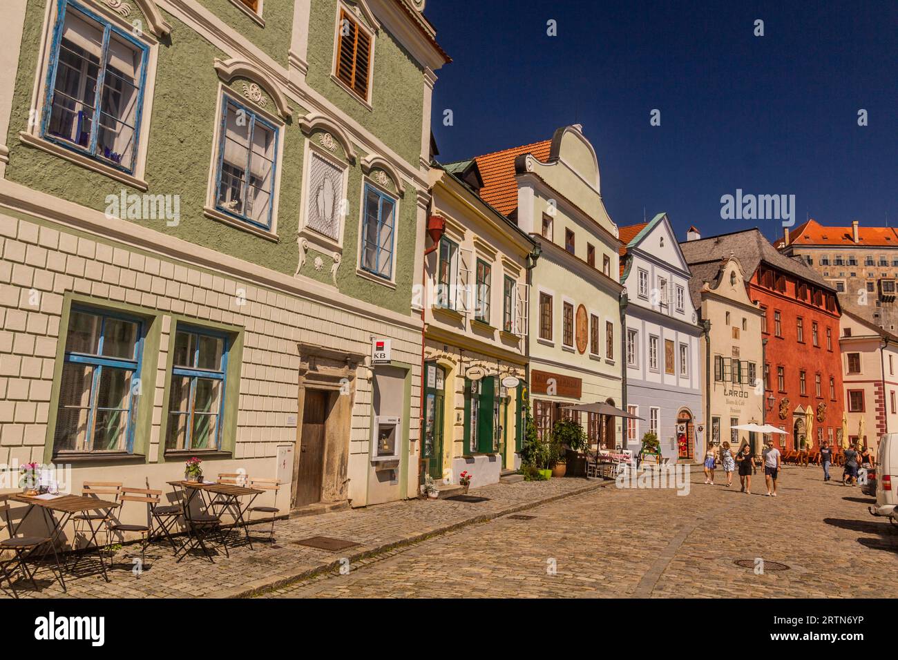 CESKY KRUMLOV, CECHIA - 6 AGOSTO 2020: Strada acciottolata a Cesky Krumlov, Repubblica Ceca Foto Stock
