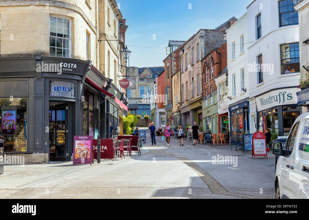 Ammira High Street a Stroud, una città di mercato nel Gloucestershire. Situato nei Cotswolds, presso il punto d'incontro delle Five Valleys, Inghilterra, Unit Foto Stock