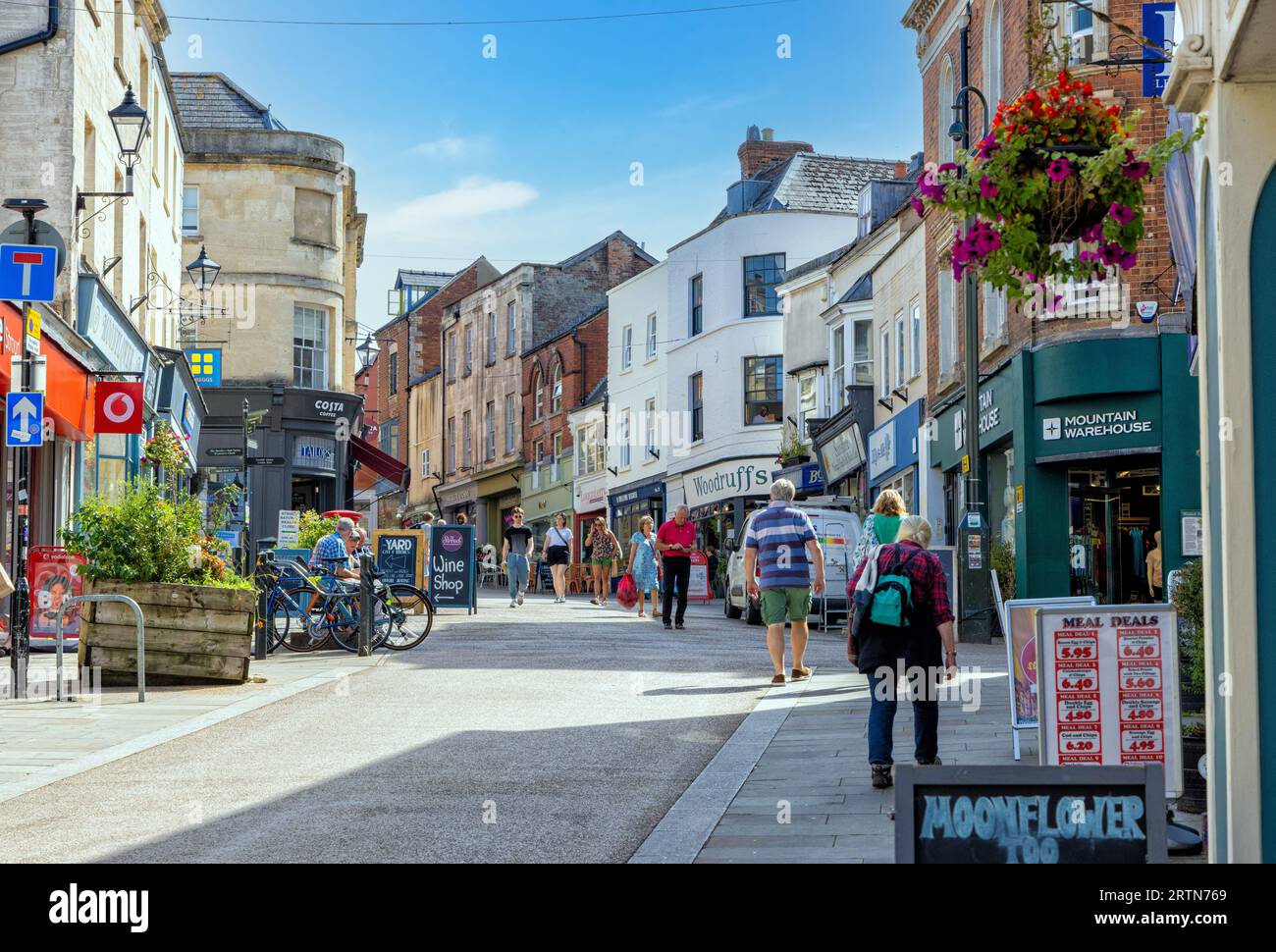 Ammira High Street a Stroud, una città di mercato nel Gloucestershire. Situato nei Cotswolds, presso il punto d'incontro delle Five Valleys, Inghilterra, Unit Foto Stock