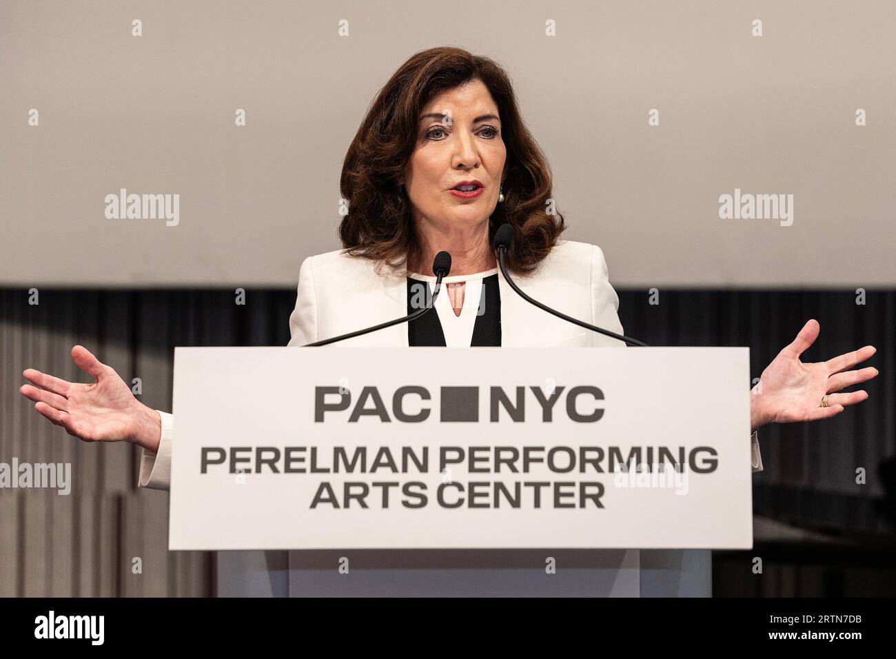 New York, Stati Uniti. 13 settembre 2023. Il governatore Kathy Hochul parla durante l'apertura dell'evento stampa del Perelman Performing Arts Center e del taglio del nastro a New York. Il Perelman Performing Arts Center è stato costruito sul sito del World Trade Center ed è l'ultimo pezzo di riqualificazione di questo sito dopo l'attacco terroristico del 9/11 a New York, dove sono morte più di 3.000 persone. (Foto di Lev Radin/Pacific Press) Credit: Pacific Press Media Production Corp./Alamy Live News Foto Stock