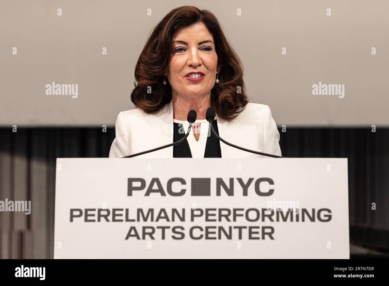 New York, Stati Uniti. 13 settembre 2023. Il governatore Kathy Hochul parla durante l'apertura dell'evento stampa del Perelman Performing Arts Center e del taglio del nastro a New York. Il Perelman Performing Arts Center è stato costruito sul sito del World Trade Center ed è l'ultimo pezzo di riqualificazione di questo sito dopo l'attacco terroristico del 9/11 a New York, dove sono morte più di 3.000 persone. (Foto di Lev Radin/Pacific Press) Credit: Pacific Press Media Production Corp./Alamy Live News Foto Stock