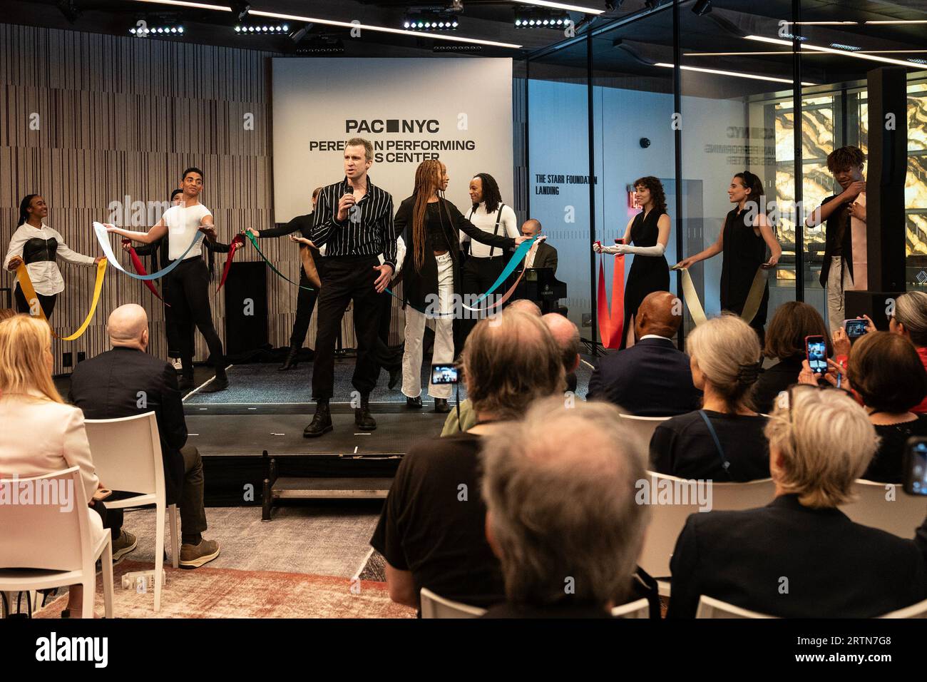 New York, Stati Uniti. 13 settembre 2023. Gavin Creel si esibisce durante l'apertura dell'evento stampa del Perelman Performing Arts Center e il taglio del nastro a New York. Il Perelman Performing Arts Center è stato costruito sul sito del World Trade Center ed è l'ultimo pezzo di riqualificazione di questo sito dopo l'attacco terroristico del 9/11 a New York, dove sono morte più di 3.000 persone. (Foto di Lev Radin/Pacific Press) Credit: Pacific Press Media Production Corp./Alamy Live News Foto Stock