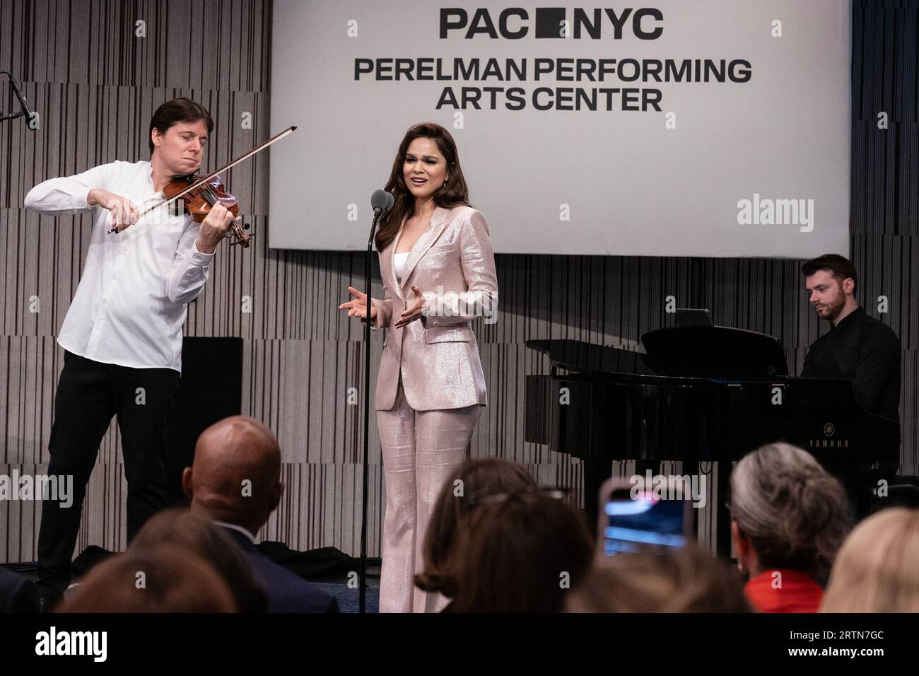 New York, Stati Uniti. 13 settembre 2023. Joshua Bell, Larisa Martinez, Peter Dugan si esibiscono durante l'apertura del Perelman Performing Arts Center evento stampa e taglio del nastro a New York. Il Perelman Performing Arts Center è stato costruito sul sito del World Trade Center ed è l'ultimo pezzo di riqualificazione di questo sito dopo l'attacco terroristico del 9/11 a New York, dove sono morte più di 3.000 persone. (Foto di Lev Radin/Pacific Press) Credit: Pacific Press Media Production Corp./Alamy Live News Foto Stock