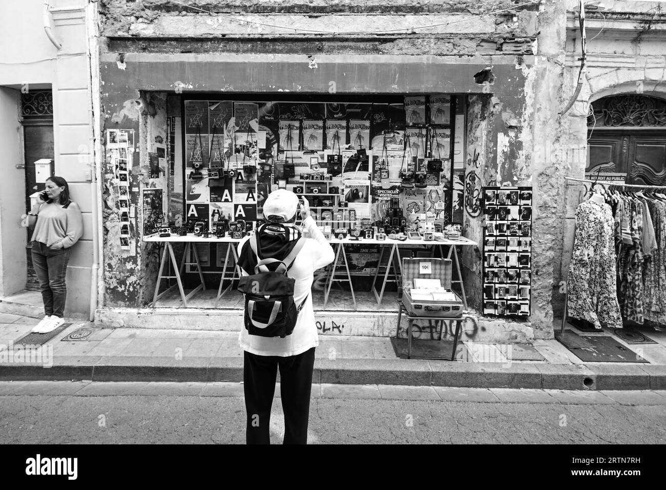 CITTÀ DI ARLES SUL FIUME RODANO, IN PROVENZA, NEL SUD DELLA FRANCIA, NEGOZIO DI FOTOGRAFIE, VECCHIE MACCHINE FOTOGRAFICHE D'EPOCA Foto Stock