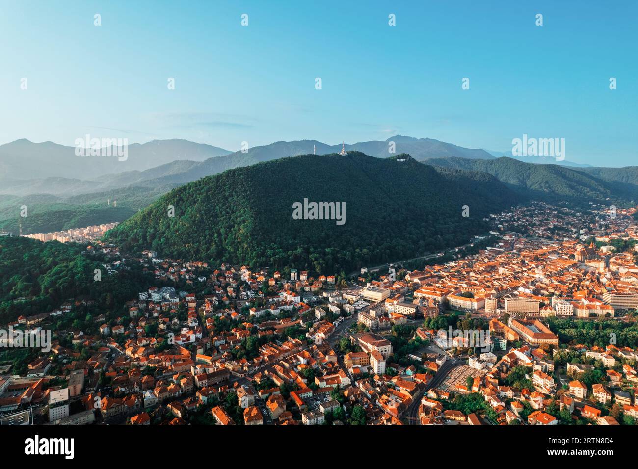 Veduta aerea di Brasov, Romania. Centro storico con edifici antichi, colline ricoperte di verde Foto Stock