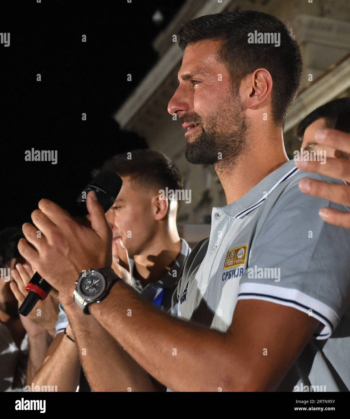 SERBIA NOVAK DJOKOVIC con il trofeo US Open celebrazione della medaglia d'argento FIBA World Cup della nazionale serba di basket, Nationalteam Belgrado, 12.09.2023 foto: Nebojsa Parausic TENNIS, BASKET, SERBIA, WORLD CUP, SILVER MEDAL, CELEBRAZIONE Belgrado Skupstina Beograda Serbia 0303838052° Copyright: xNebojsaxParausicx/xMNxPressx Foto Stock