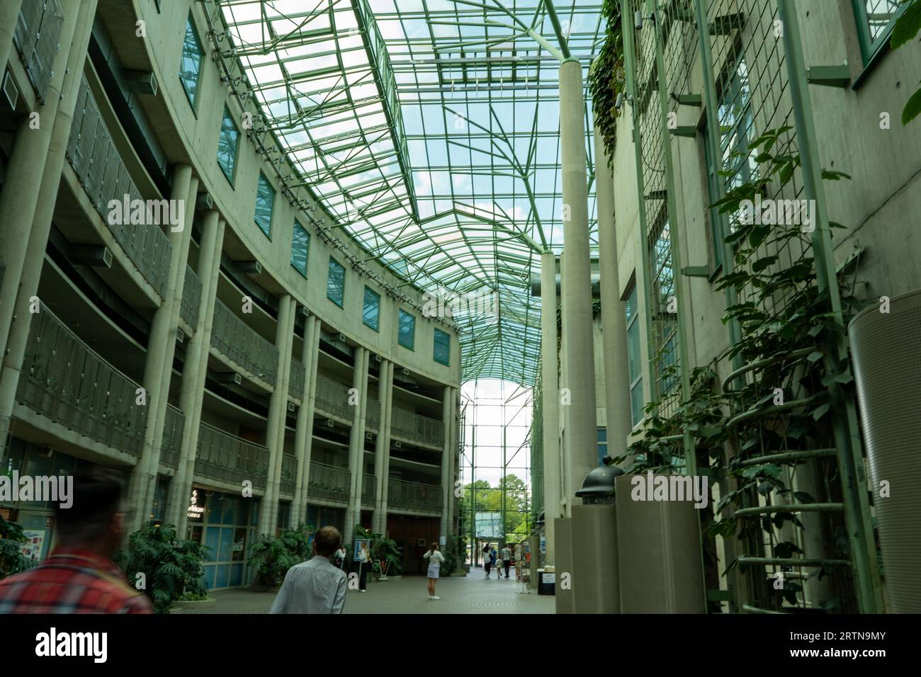 Biblioteca dell'Università di Varsavia. Architettura moderna polacca. Istruzione superiore in Polonia. Edificio. Polonia, Varsavia - 27 luglio 2023. Foto Stock