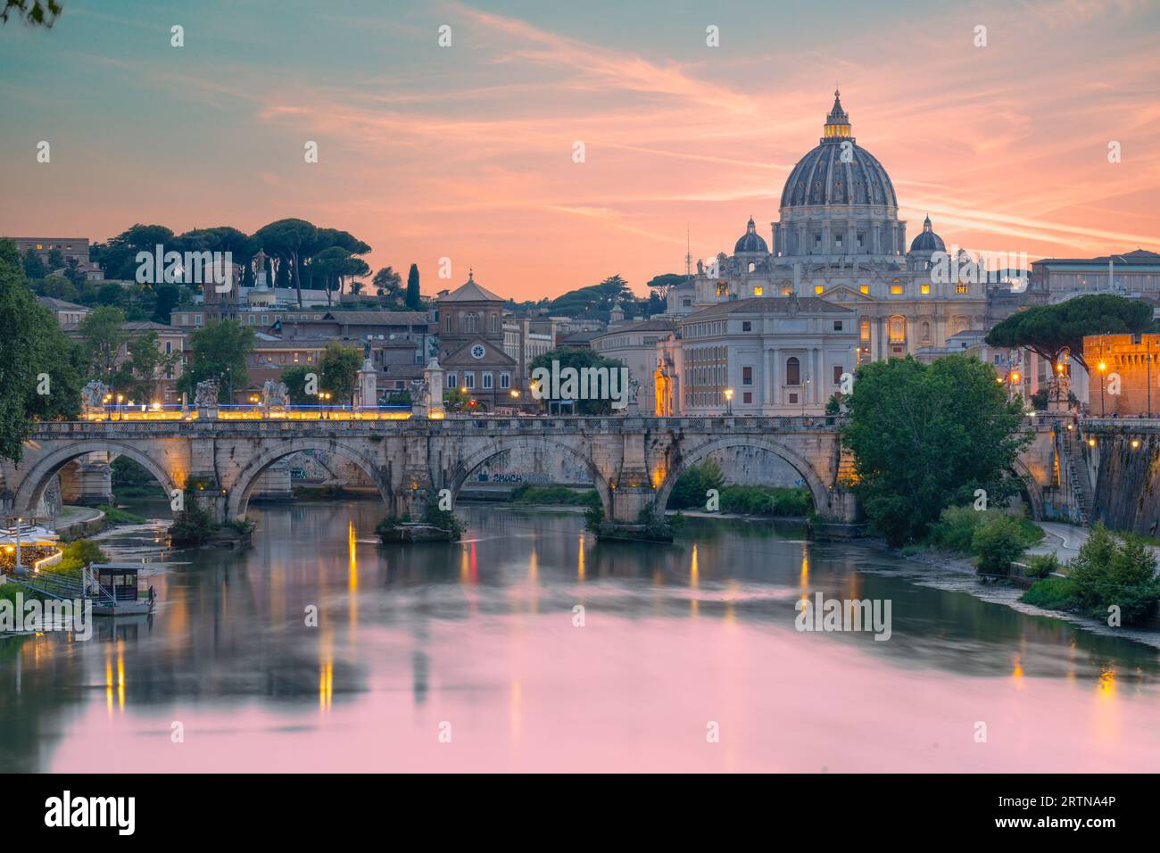 Vista sulla Basilica di San Pietro - fiume Tevere , Roma. Foto Stock
