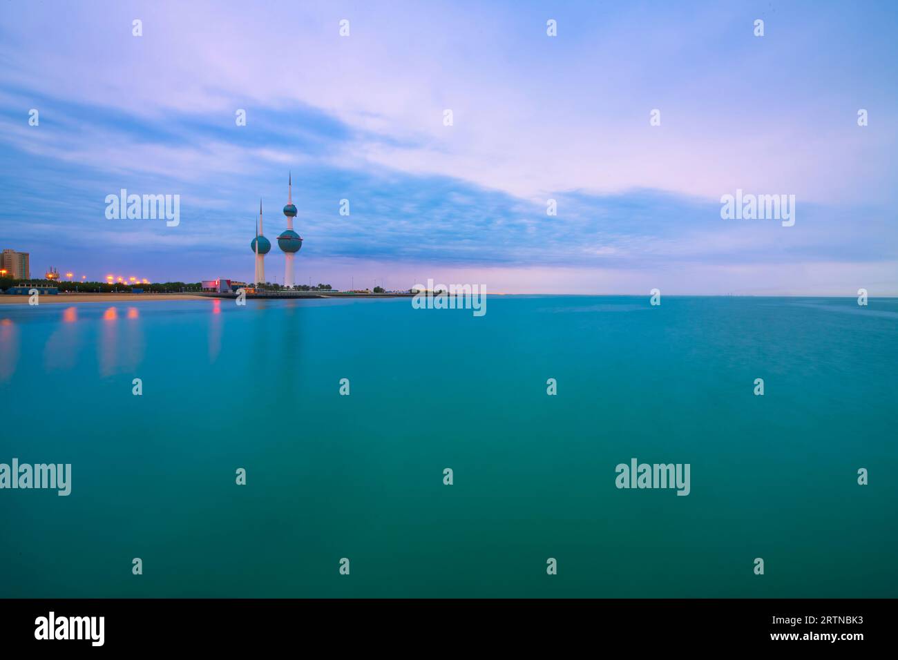 Vista dello skyline del Kuwait - con il più famoso punto di riferimento della città di Kuwait - durante il tramonto Foto Stock