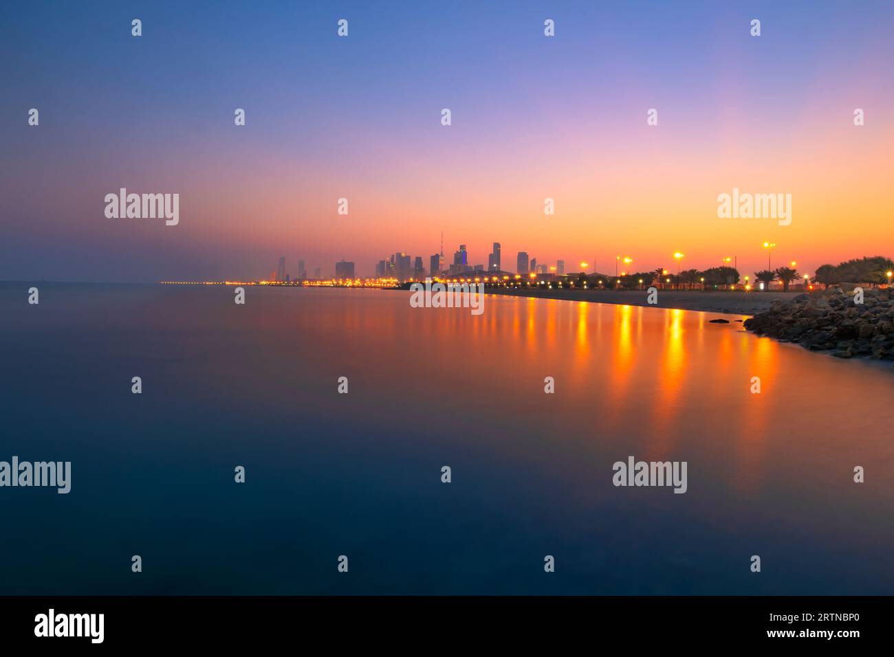 Vista dello skyline del Kuwait - con il punto di riferimento piu' famoso della citta' di Kuwait - durante l'alba e la vista della spiaggia. Skline della città del Kuwait dal ponte con Slow shu Foto Stock