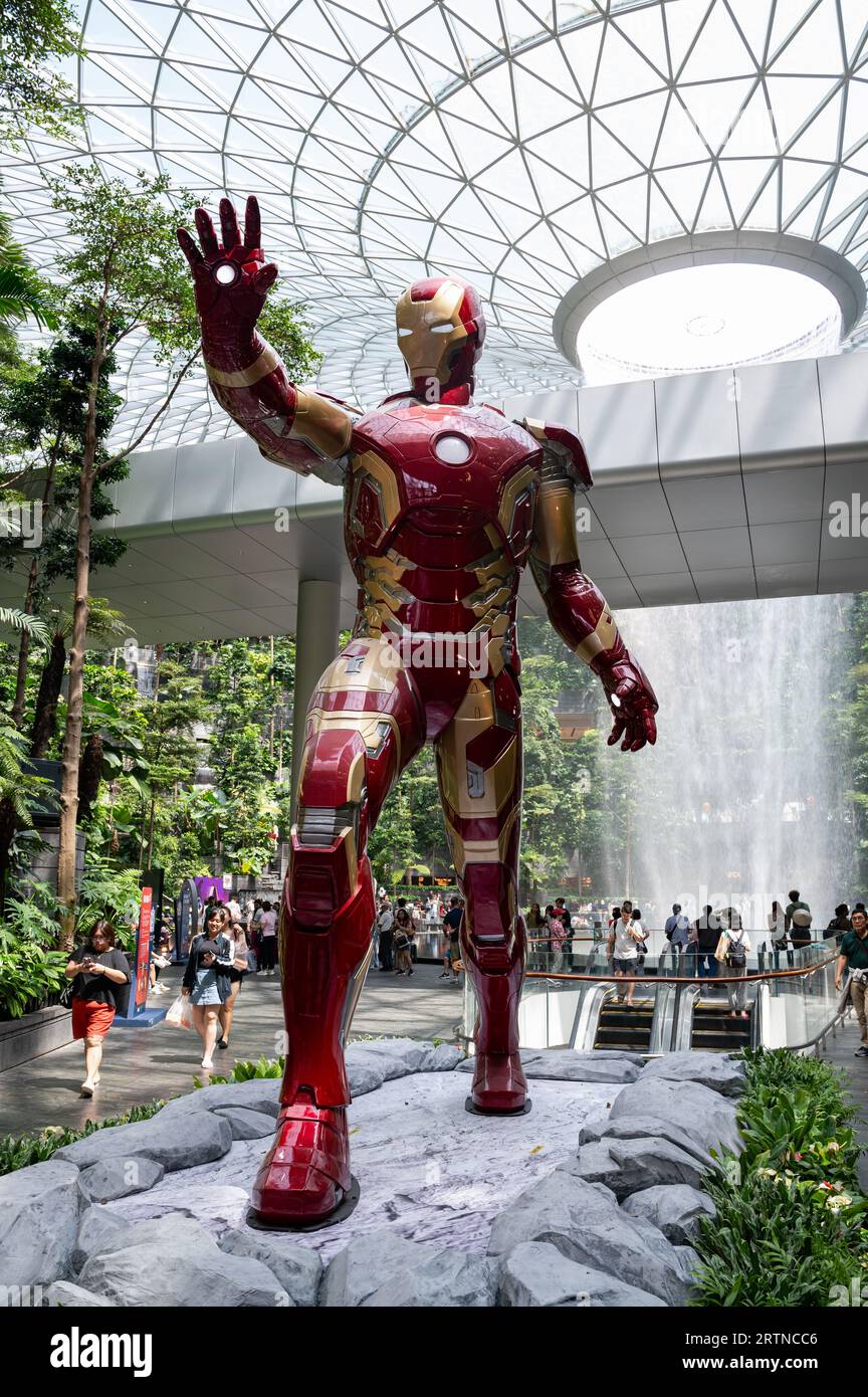 31.07.2023, Singapore, Repubblica di Singapore, Asia - visitatori nel giardino della Shiseido Forest Valley con cascata interna all'aeroporto Jewel Changi. Foto Stock