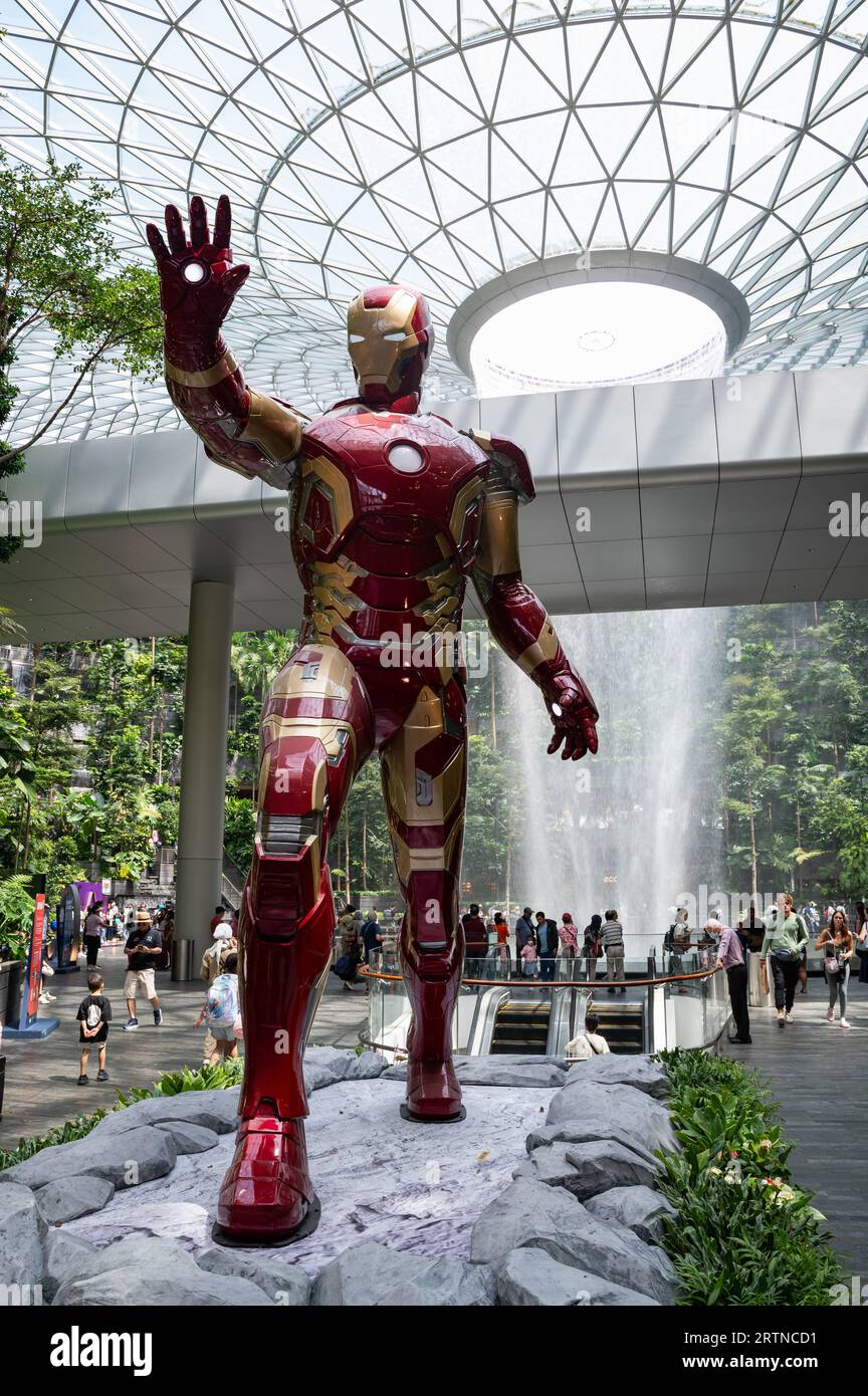 31.07.2023, Singapore, Repubblica di Singapore, Asia - visitatori nel giardino della Shiseido Forest Valley con cascata interna all'aeroporto Jewel Changi. Foto Stock