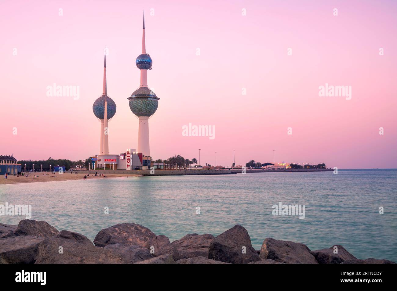 Vista dello skyline del Kuwait - con il più famoso punto di riferimento della città di Kuwait - durante il tramonto Foto Stock