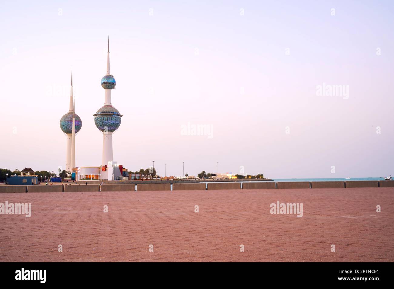Vista dello skyline del Kuwait - con il più famoso punto di riferimento della città di Kuwait - durante il tramonto Foto Stock