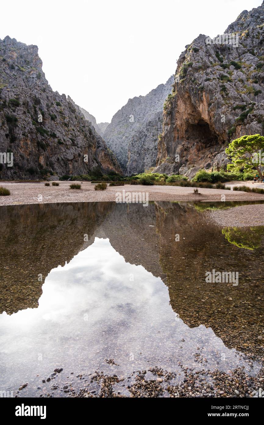 Vacanze escursionistiche a Maiorca, Spagna. Splendida foto con paesaggio delle montagne della Serra de Tramuntana nell'isola di Maiorca, nel mar Mediterraneo. Para Foto Stock