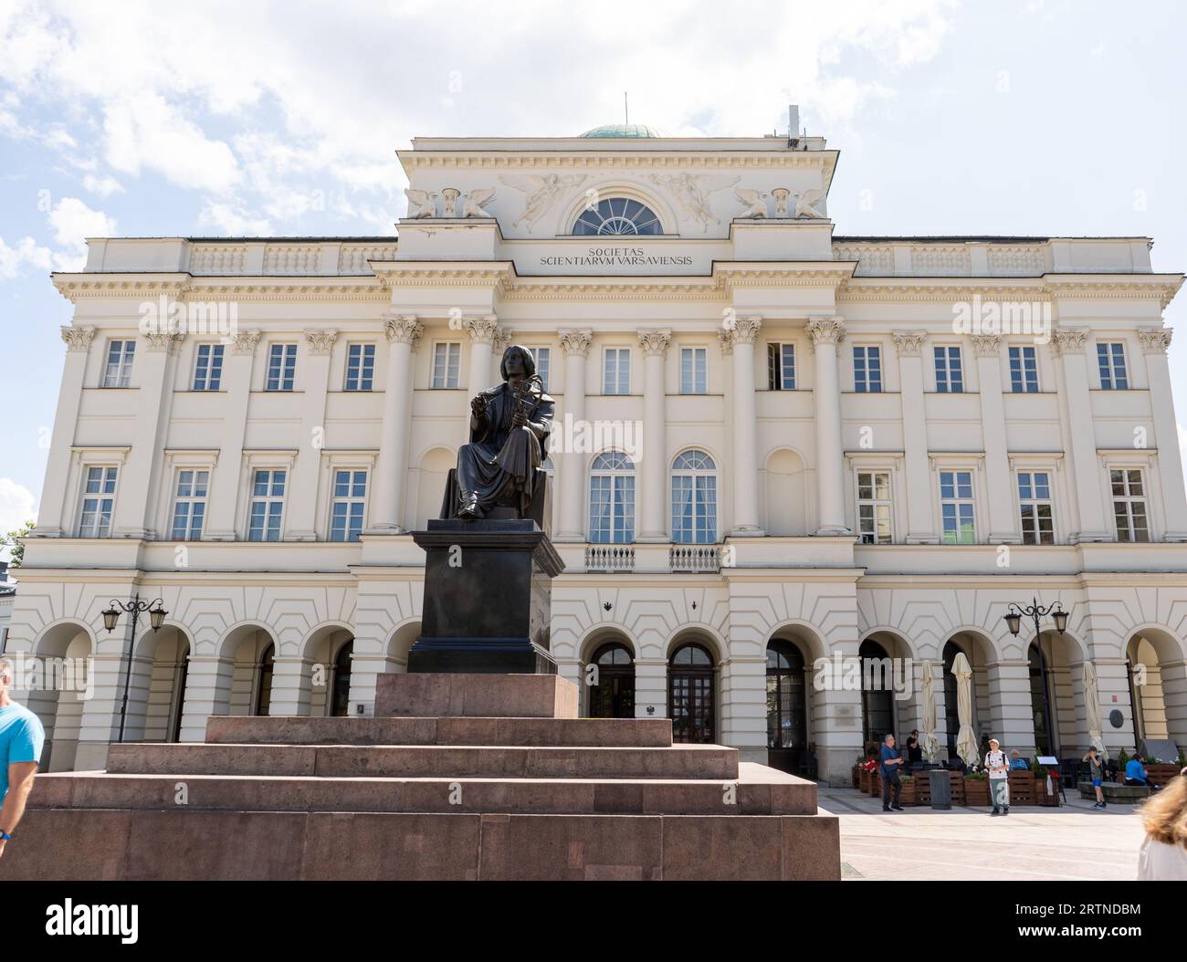 Accademia polacca delle Scienze. Monumento al famoso scienziato polacco Nicolaus Copernico. Veduta di Nicolas Copernicus in Polonia, Varsavia - 27 luglio 2023. Foto Stock