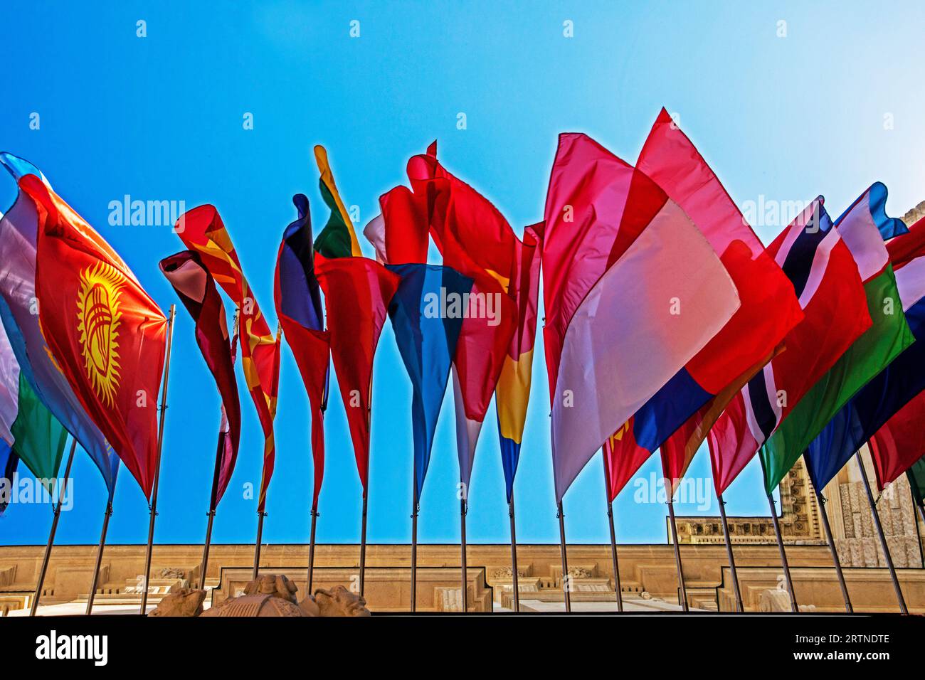 Bandiere di diversi paesi dell'Europa, dell'Asia e degli Stati Uniti su un edificio a Vienna contro il cielo blu Foto Stock