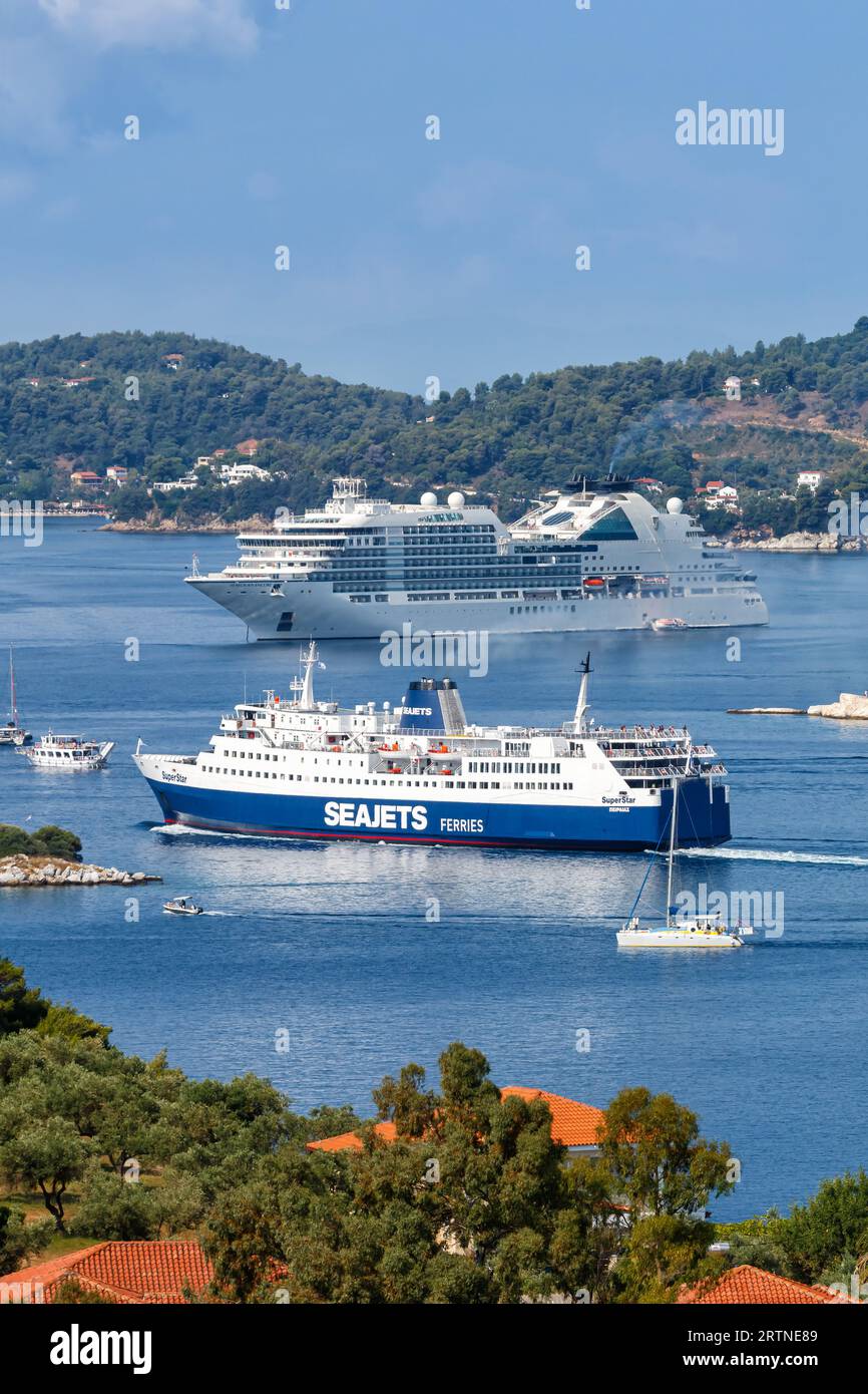 Skiathos, Grecia - 30 giugno 2023: Nave da crociera traghetto e Ritratto barche in mare al largo dell'isola mediterranea di Skiathos, Grecia. Foto Stock