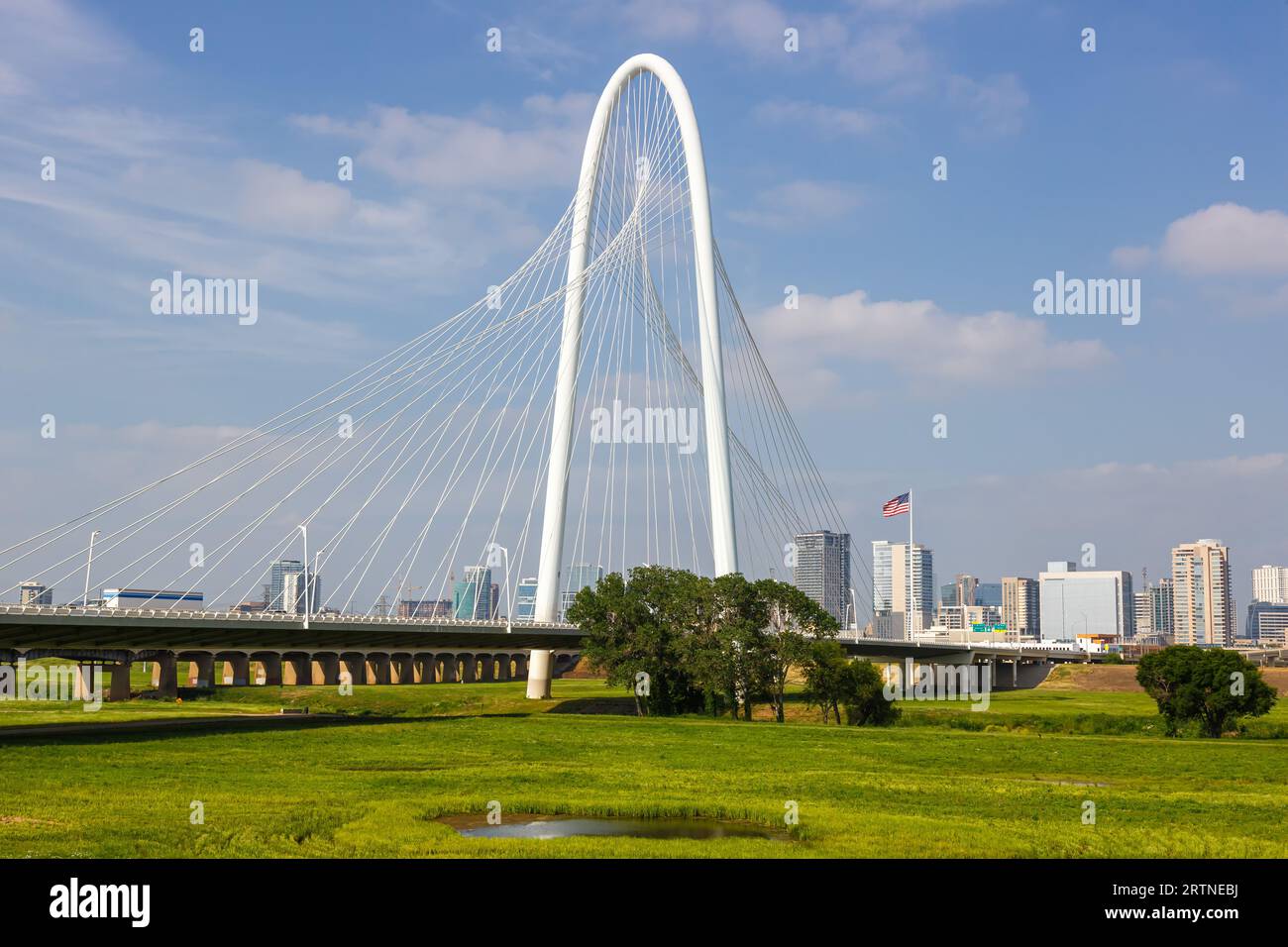 Dallas, Stati Uniti - 6. Maggio 2023: Dallas Skyline sul fiume Trinity e Margaret Hunt Hill Bridge a Dallas, Texas, Stati Uniti. Foto Stock