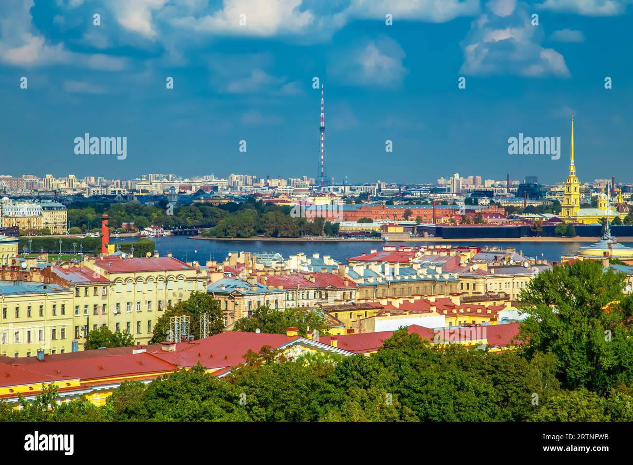 Vista aerea del fiume Neva e della cattedrale di Pietro e Paolo dal colonnato di San La cattedrale di Isaac. St Pietroburgo, Russia - 11 settembre 202 Foto Stock