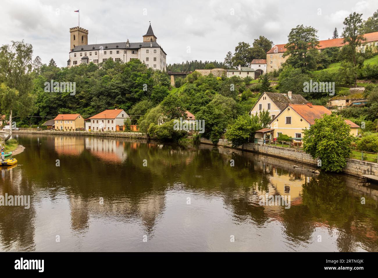 Vista del castello di Rozmberk e del villaggio di Rozmberk nad Vltavou, Repubblica Ceca Foto Stock