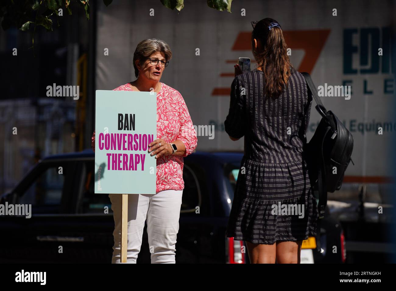 Stonewall e altri membri della Ban Conversion Therapy Coalition durante il loro raduno a Westminster, Londra, in segno di protesta contro il continuo ritardo nella pubblicazione di un Bill per vietare la terapia di conversione. Data foto: Giovedì 14 settembre 2023. Foto Stock