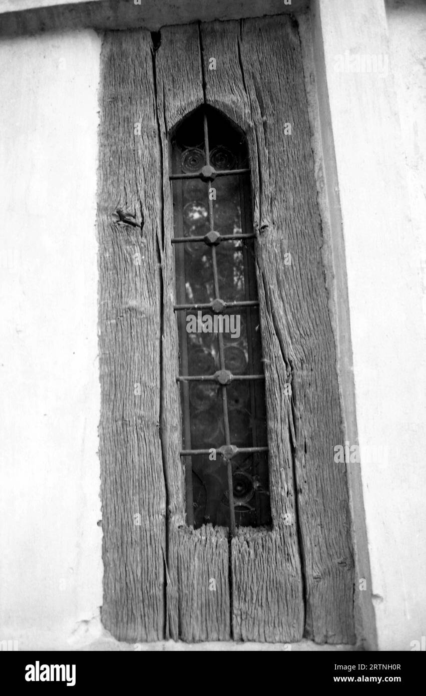 Rebegeşti, Contea di Dambovita, Romania, 1996. Finestra di St. La chiesa ortodossa cristiana di Nicolas, un monumento storico del XVII secolo. Foto Stock