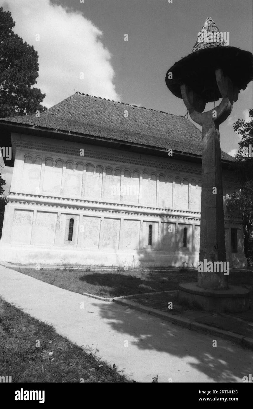 Rebegeşti, Contea di Dambovita, Romania, 1996. Vista esterna di St La chiesa ortodossa cristiana di Nicolas, monumento storico del XVII secolo, con il bellcote sulla destra. Foto Stock