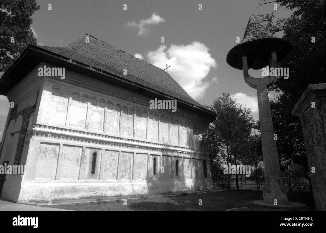 Rebegeşti, Contea di Dambovita, Romania, 1996. Vista esterna di St La chiesa ortodossa di Nicolas Christian, un monumento storico del XVII secolo, e il bellcote sulla destra. Foto Stock