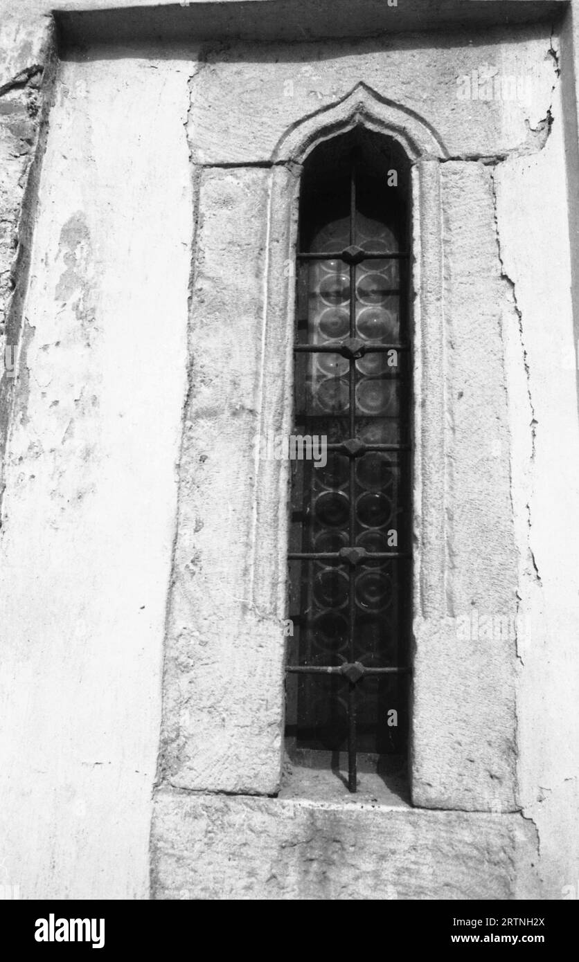 Rebegeşti, Contea di Dambovita, Romania, 1996. Finestra di St. La chiesa ortodossa cristiana di Nicolas, un monumento storico del XVII secolo. Foto Stock
